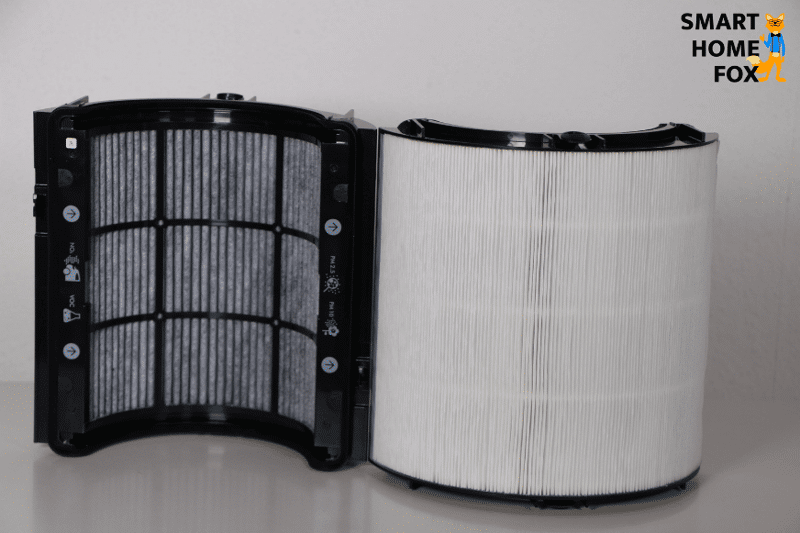 Der HEPA-Filter, Aktivkohlefilter und katalytischer Filter (Antiformaldehydfilter) vom Dyson Purifier Humidify+Cool Formaldehyde PH04 stehen auf einem Tisch